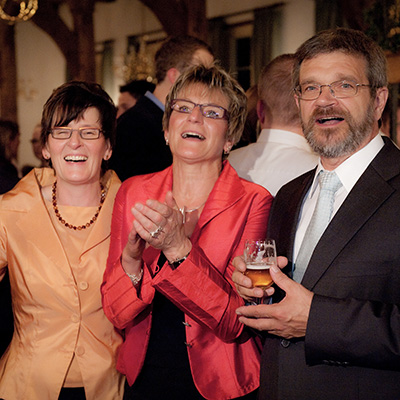 Ausgelassene Hochzeitsfeier: Feier