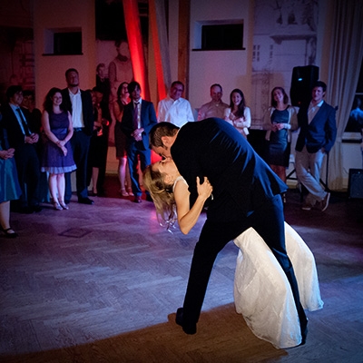Ausgelassene Hochzeitsfeier: Hochzeit tanz