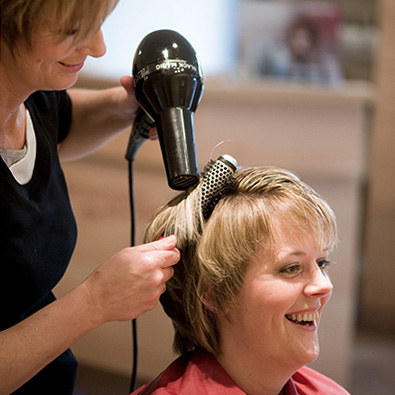 Leiser Moment einer Hochzeitsreportage: Braut beim friseur