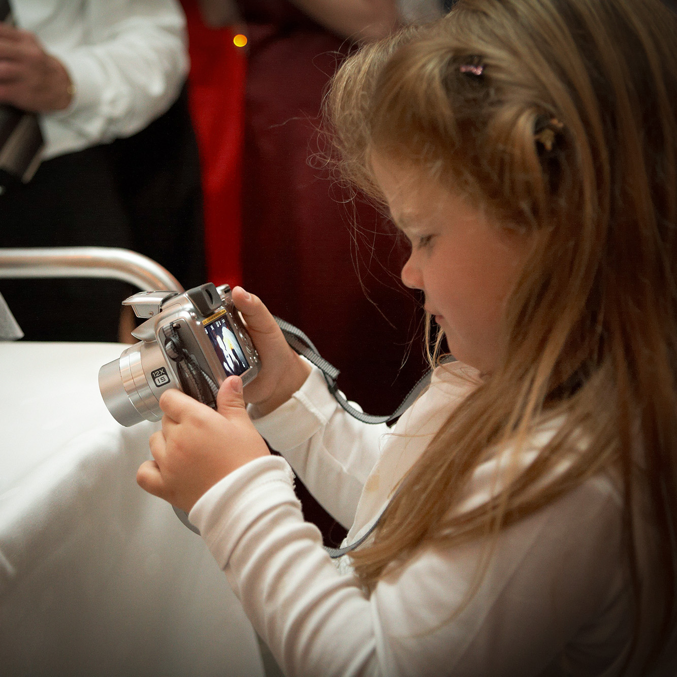 Leiser Moment einer Hochzeitsreportage: Hochzeit kind