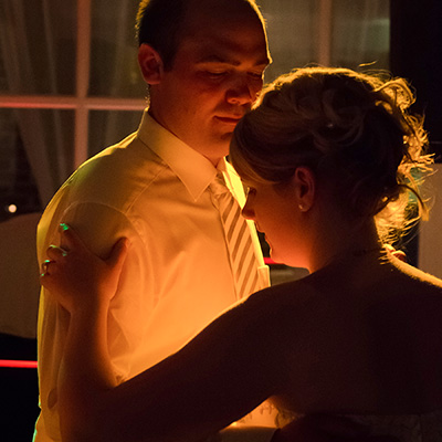 Nähe und Zärtlichkeit bei einer Hochzeit: Tanzendes brautpaar