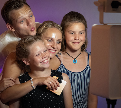 Nähe und Zärtlichkeit bei einer Hochzeit: Familie brautpaar