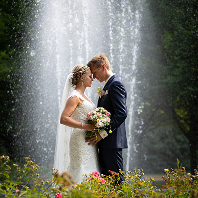 Nähe und Zärtlichkeit bei einer Hochzeit: Brautpaar
