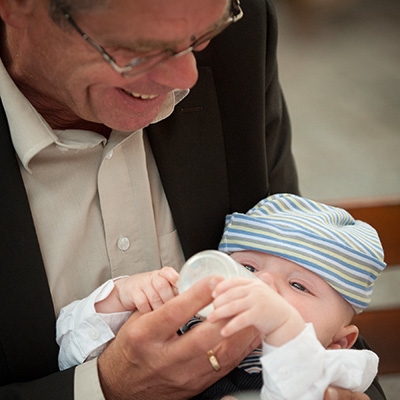 Nähe und Zärtlichkeit bei einer Hochzeit: Brautvater mit baby