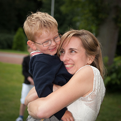 Nähe und Zärtlichkeit bei einer Hochzeit: Braut mit kind