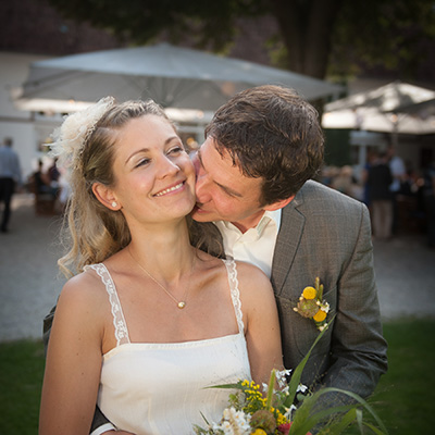 Nähe und Zärtlichkeit bei einer Hochzeit: Brautpaar