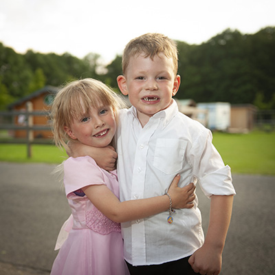 Nähe und Zärtlichkeit bei einer Hochzeit: Kinder