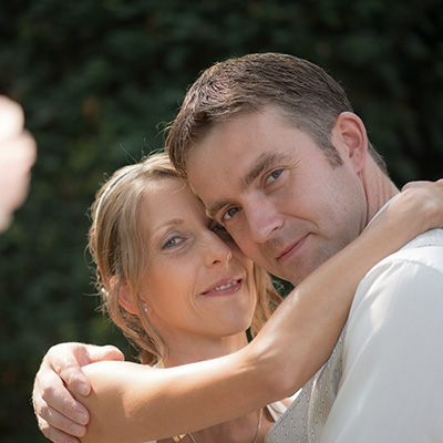 Nähe und Zärtlichkeit bei einer Hochzeit: Brautpaar